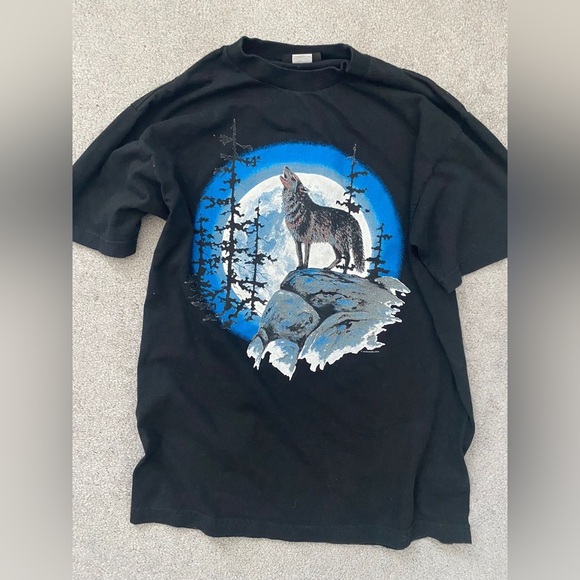 MARSHLANDS WOLF HOWLING AT MOON Black Graphic T Shirt in - Picture 3 of 10